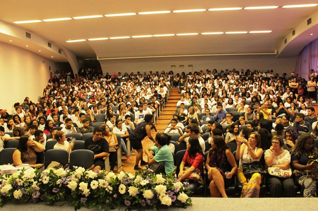 Apresentação marcante da poeta Nívea Sabino sobre o combate ao machismo